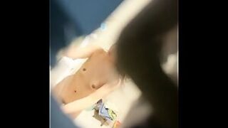 出租屋浴室偷拍几个合租房的白领之一一边上厕所一边刷牙洗澡的气质少妇白领姐姐